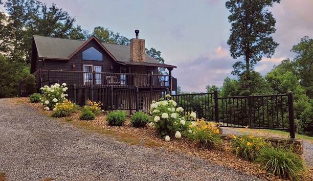 BlackBeary Chalet, Family Friendly Secluded Spacious Firepit Views
