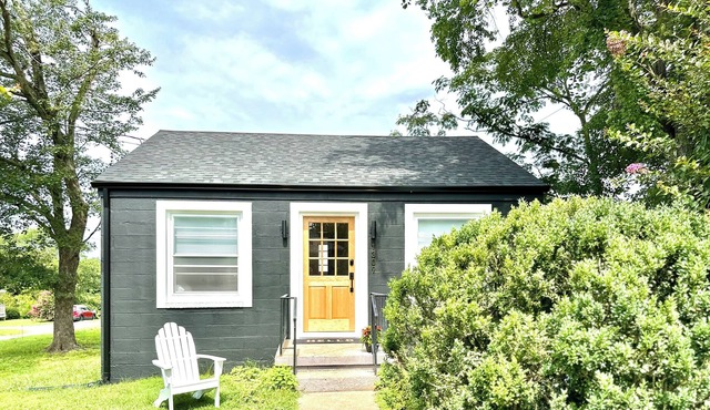Blackberry Cottage: Cozy Perfection Close to Everything- Pet Friendly