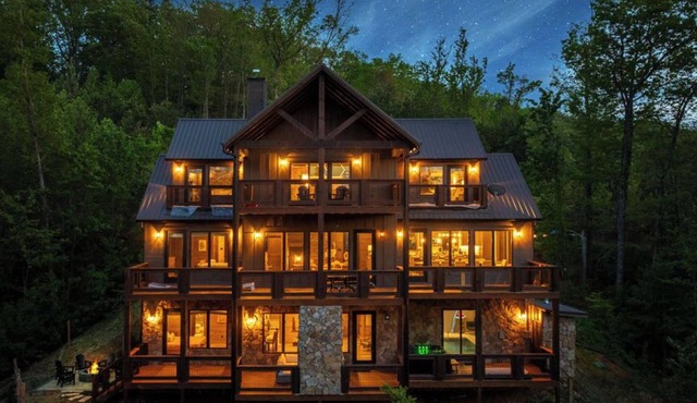 Blackberry Ridge Retreat ~ Indoor Pool, Hot Tub, Firepit & More!