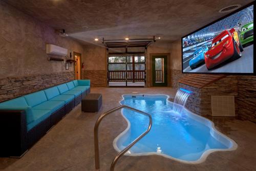 Blackberry Springs: Private Indoor Pool Theater