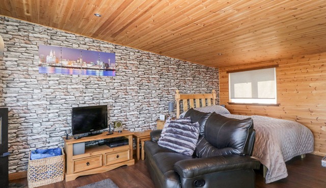 BLACKBRAE CABIN, romantic, luxury holiday cottage in Coatbridge
