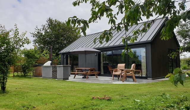 BLACKCAP, romantic, character holiday cottage in Bishop Wilton