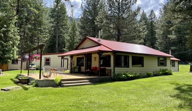 Blackfoot Riverfront Home, Gorgeous River Views on One Acre, 15 min. To Missoula