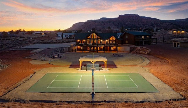 Blackhawk Cabin | Desert Oasis, Hot Tub, Pickleball, Views & More!