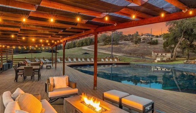 BlackHollow-LuxurySuite-10acres-LargePool-Modern