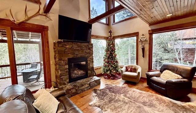 Blackhorn Lodge-Hot tub, AC, Games, Access to Pool!