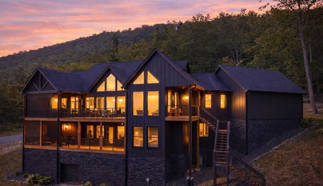 Blackhouse at Mountain Ash: New! Luxe 5BR w/Incredible Views! Hot Tub*Theater