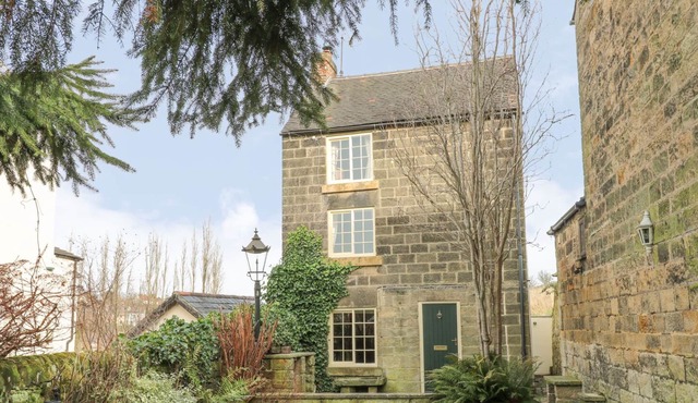BLACKING MILL COTTAGE, pet friendly, with open fire in Belper