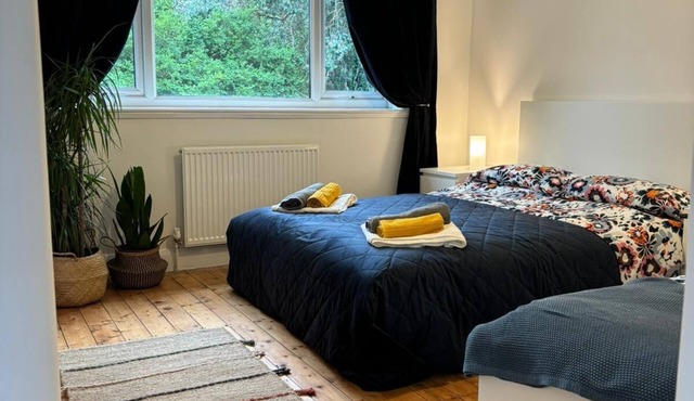 Blackley Rustic Gem: A Manchester Suburb Hideaway. 3 bedrooms, pets friendly.