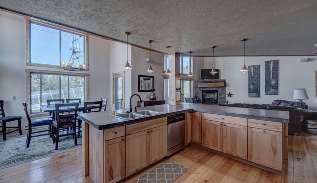 Blackmoon 3 BR Chalet at Terry Peak with Outdoor Hot Tub - Sleeps 16