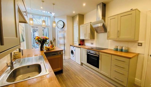 Blackpool - 4 Beds - Sleeps 10 - Pet Friendly