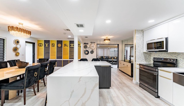 Blackrock Lux ~ High-End Designer Oasis ~ 7min from Airport ~ EV Charger