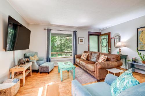 Blacksburg Hideaway with Hot Tub about 5 Mi to Campus!