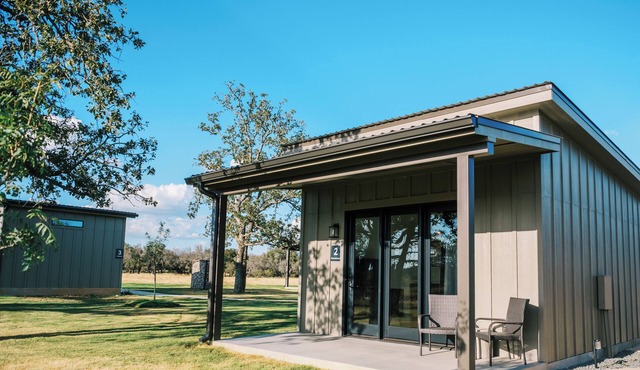 Blackstone/Casita #2 - Private Porch, Luxury, Country Feels, Walk to Wineries