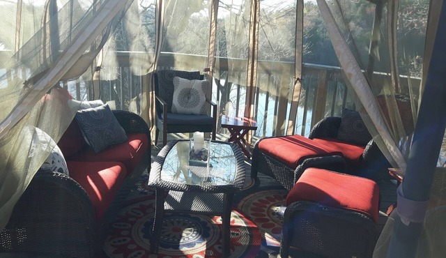 Blackstone's Lakeside retreat- tranquility and relaxation await!