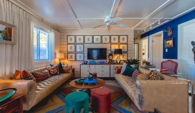 Blackwater Bungalow Cottage in Muskoka with a Hot Tub