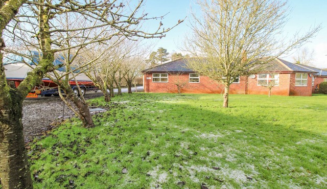 BLACKWATER MEADOWS, pet friendly, with a garden in Ellesmere