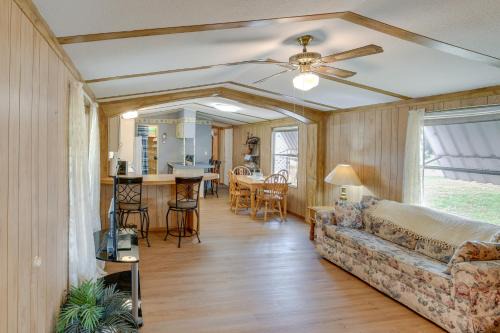 Blackwell Home w/Enclosed Porch: Steps to Water!