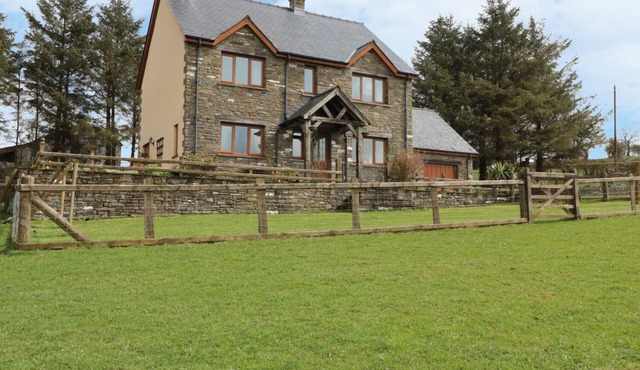 BLAEN HENLLAN, pet friendly, with open fire in Builth Wells