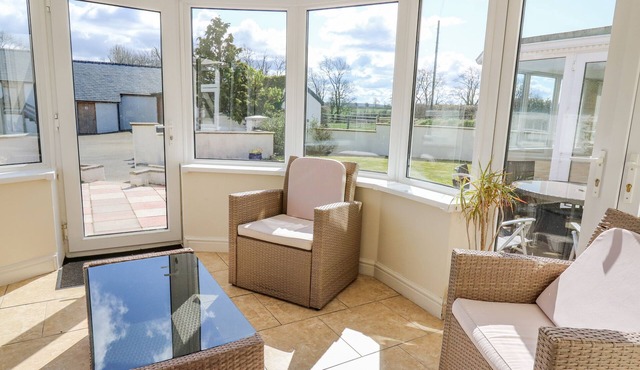 BLAENSILLTYN, pet friendly, with hot tub in Newcastle Emlyn