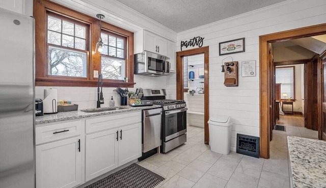 Blair's Historic Mansion - 4 Bed - 2 Bath - WOW