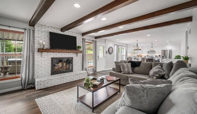 Blair's Pool House - Creve Couer Hot Tub Game Room