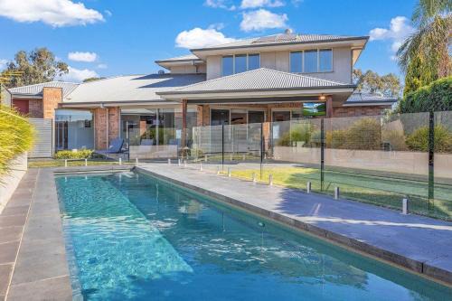 Blair Street - Luxury Home with Pool and Theatre