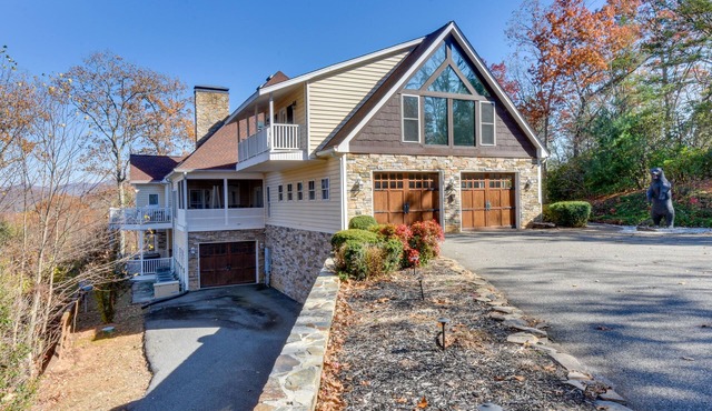 Blairsville Mansion w/Hot Tub, Casino + Games!