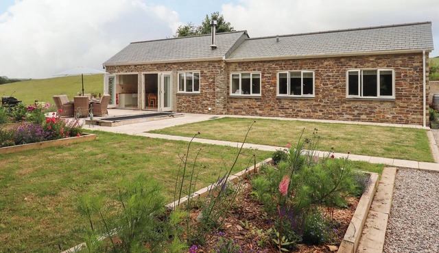 BLAKE COTTAGE, pet friendly, character holiday cottage in Pelynt