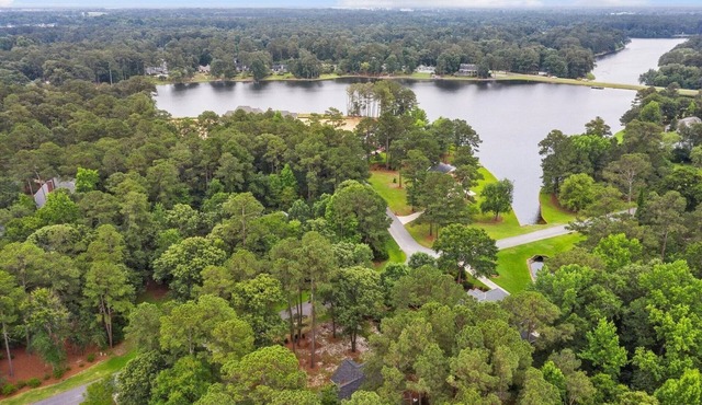 Blake Washington Estate Features Golfing/Tennis/Lake/Swimming Pool/Country Club!
