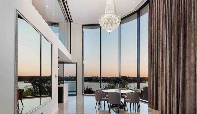 Blakehurst · SYD Luxury cheerful water view holiday house