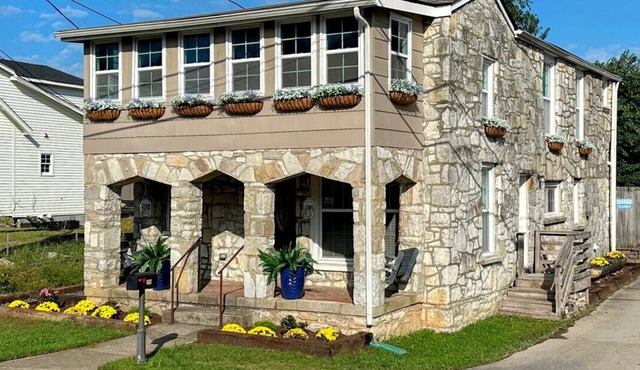 Blakely's Stone Cottage: Walk to downtown Franklin & Civil War Sites