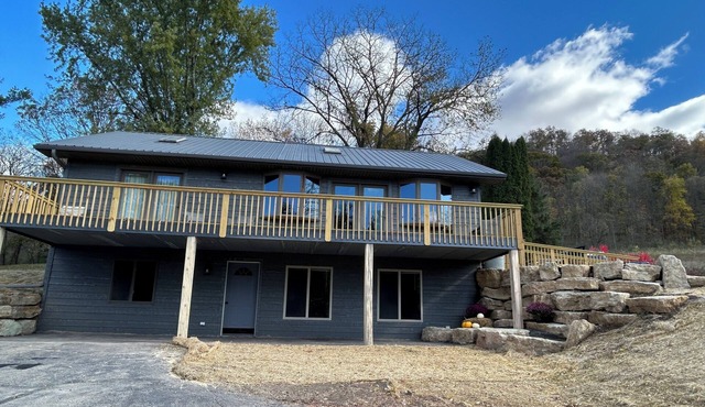 Blakley Hobbit Charming 2-bedroom country house with AC, WiFi in soothing Viola