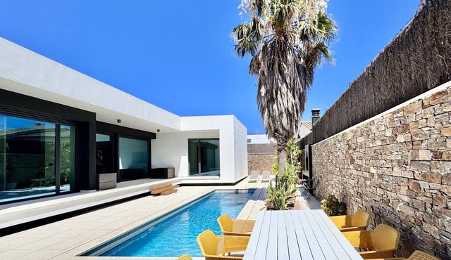 Blanca: Modern villa with private pool and garden