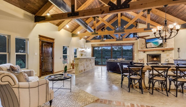 Blanco River, Beautiful Valley, 6 Acres, Sleeps 11, Pool & Hot Tub.