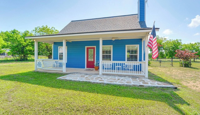 Blanco's Blue Cottage Inn w/Patio, Grill & Porch