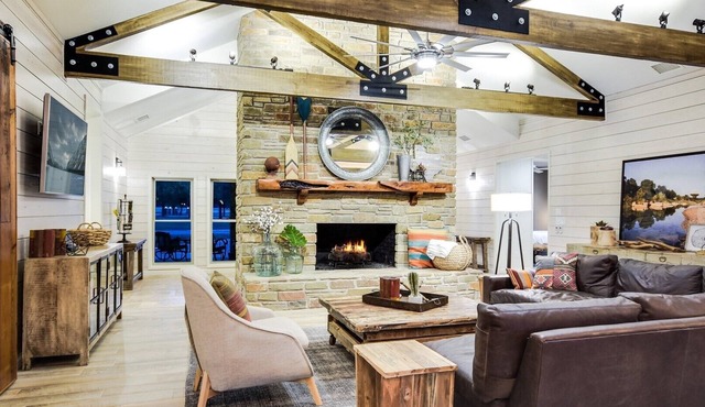 Blanco Valley Lodge - luxury home & guest house. River house, pool & game room.