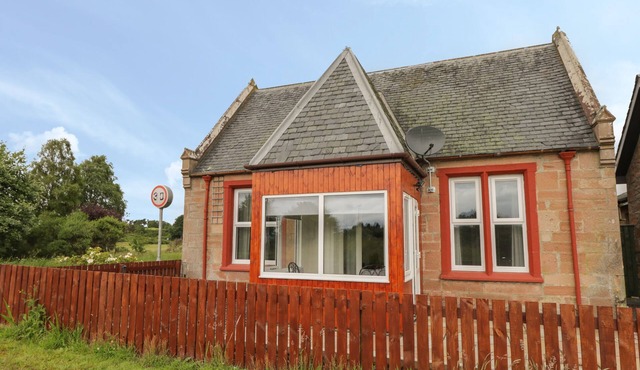 BLANTYRE COTTAGE, pet friendly, with a garden in Muir Of Ord