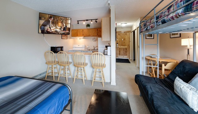 Blazing Saddles Sunset Condo: Downtown Breck