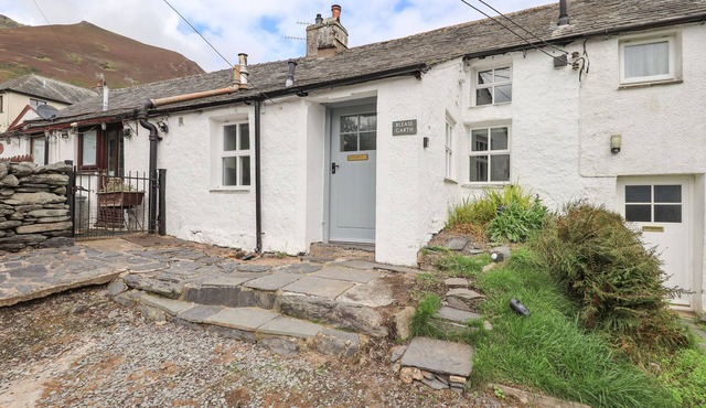 BLEASE GARTH, pet friendly, character holiday cottage in Threlkeld