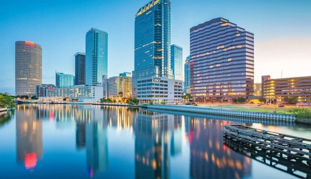 Bleecker room 203 · Luxury king suite! Pool | gym | FREE parking | D