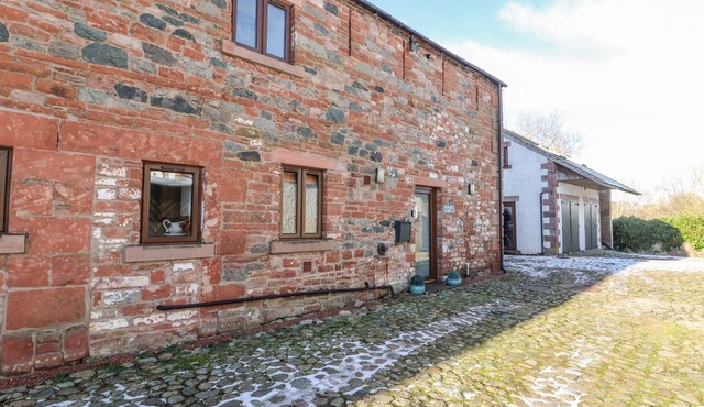 BLENCATHRA BARN, pet friendly, with hot tub in Penrith