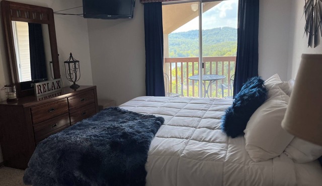 Blessed Nest Branson-Penthouse with Lake View. Right next to SDC!