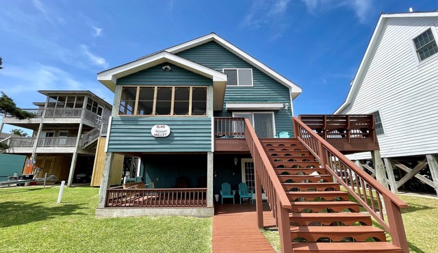 Blind Mullet: Family friendly, den, decks, deep water private dock.