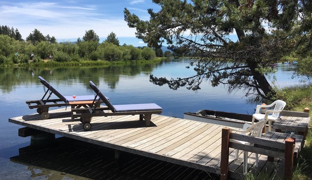 Blinn's Landing: Historic Riverfront Log Cabin, Dock & Mountain Views. Dogs OK!