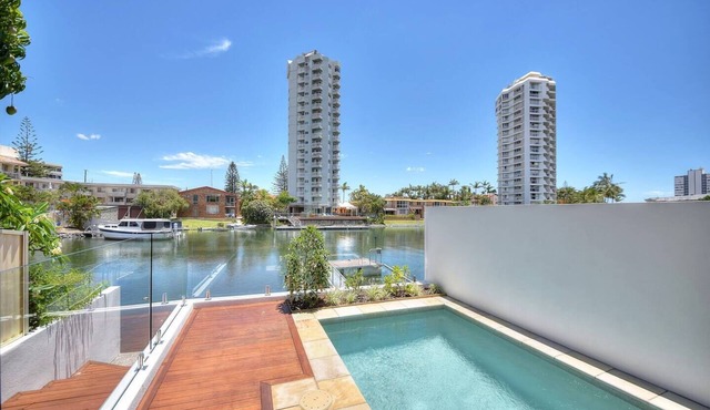 Bliss At Surfers Paradise walk to Surfers!