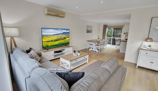 Bliss by the Bay - Located along the beautiful Metung foreshore walks