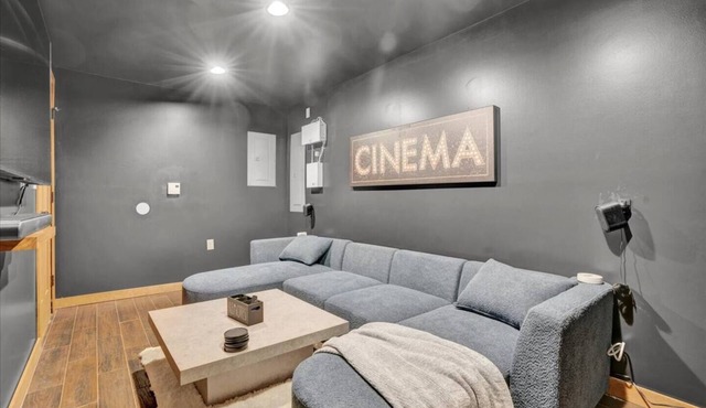 Bliss Mountain Lodge, Beach Pool MovieTheatre HotTub Pool Table GameRoom