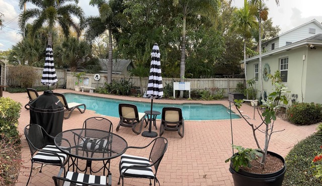 Bliss Pool Villa 2 - Walk/Bike to Beach & Downtown