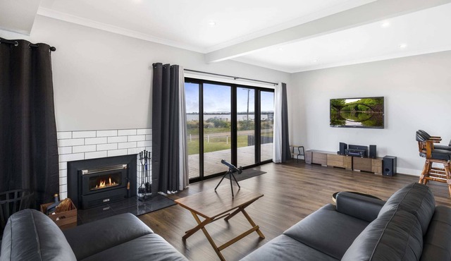 Blissful 3BR Waterfront Abode